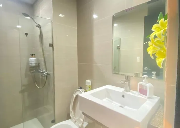 Warm-toned 2 Bed Condotel At Newport Across Naia Terminal 3 *